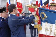 d&eacute;coration du drapeau par le ministre