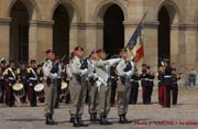 garde au drapeau des Hussards parachutistes